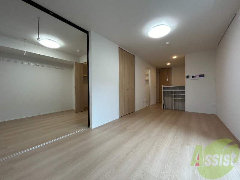 居室・リビング　１２．９帖のＬＤＫです。広々としてきれいですね。