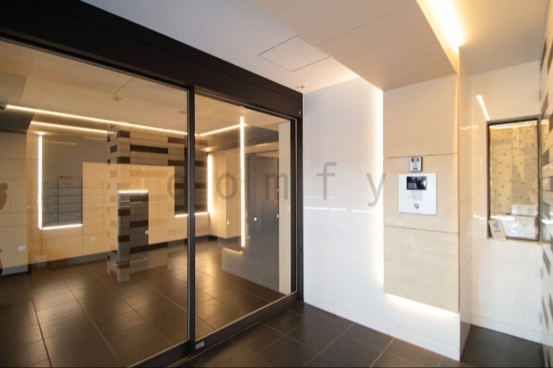 エントランス　オートロック付きエントランス