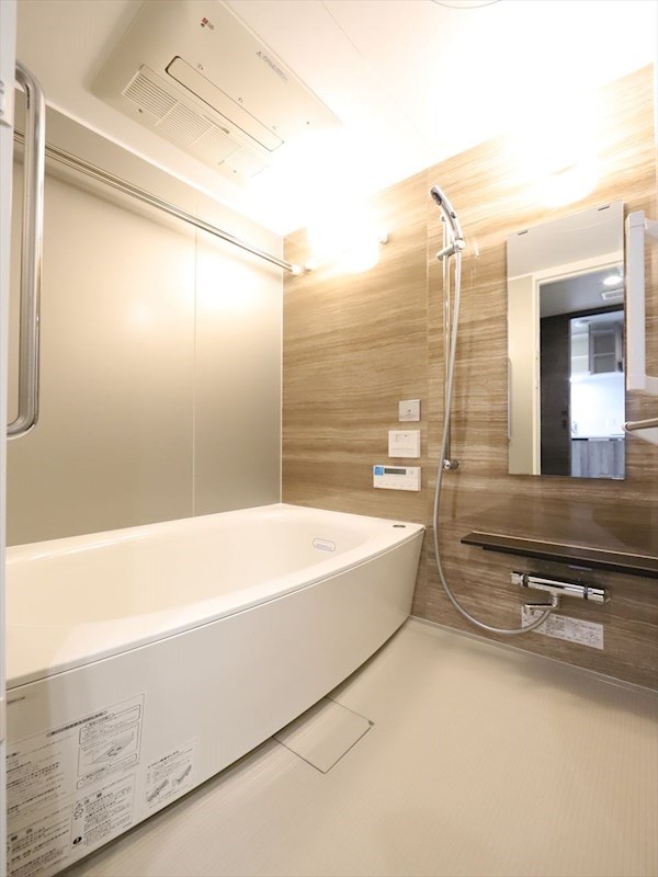 バス・シャワールーム　浴室暖房乾燥機付　追い焚き・オートバス機能付お風呂