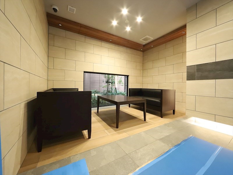 エントランス　エントランス　オートロック付　防犯カメラ有り