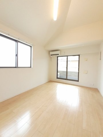 居室・リビング　こちらのリビングで趣味の時間をお楽しみください