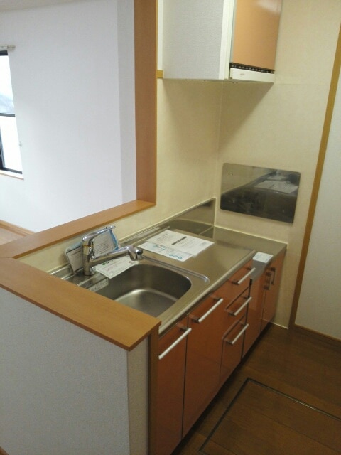 キッチン　別部屋同一間取りのお写真となります。