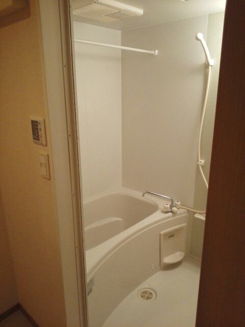 バス・シャワールーム　別部屋同一間取りのお写真となります。