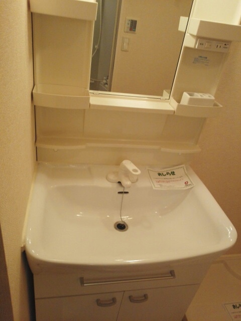 洗面設備　別部屋同一間取りのお写真となります。