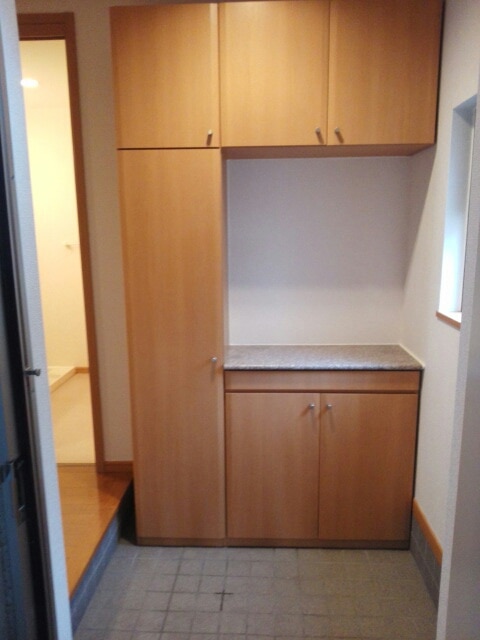 玄関　別部屋同一間取りのお写真となります。