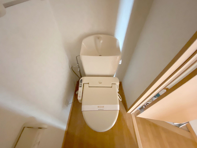 トイレ　温水洗浄便座付きトイレです。