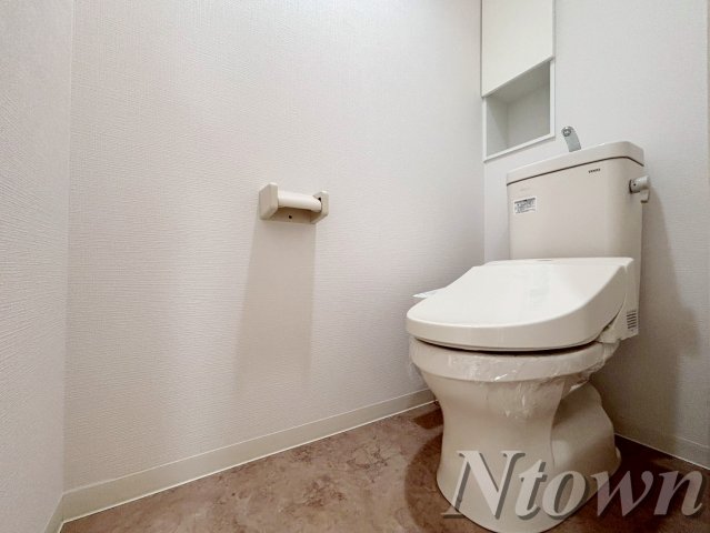 トイレ　落ち着いた色調のトイレです