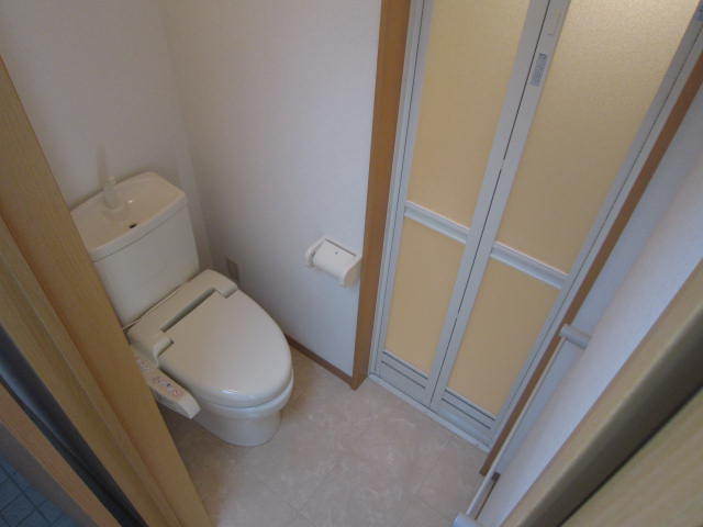 トイレ　温水洗浄便座です