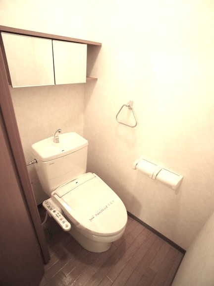 トイレ　温水洗浄暖房便座機能付きです♪