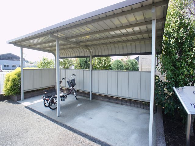 その他　屋根付きの駐輪場があります♪