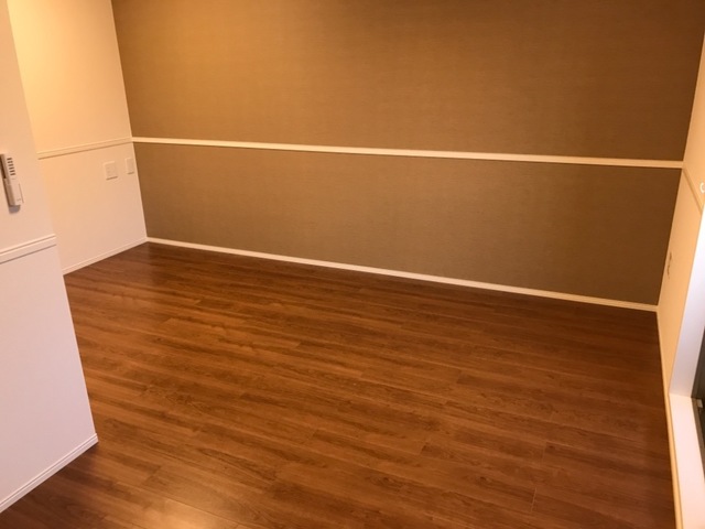 居室・リビング　アクセントクロスがお洒落なリビングです