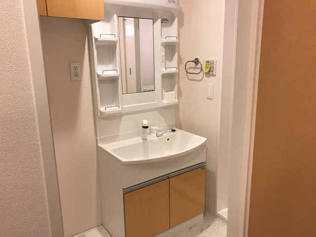 洗面設備　シャワー付き洗面と防水パン付き洗濯機置場あり