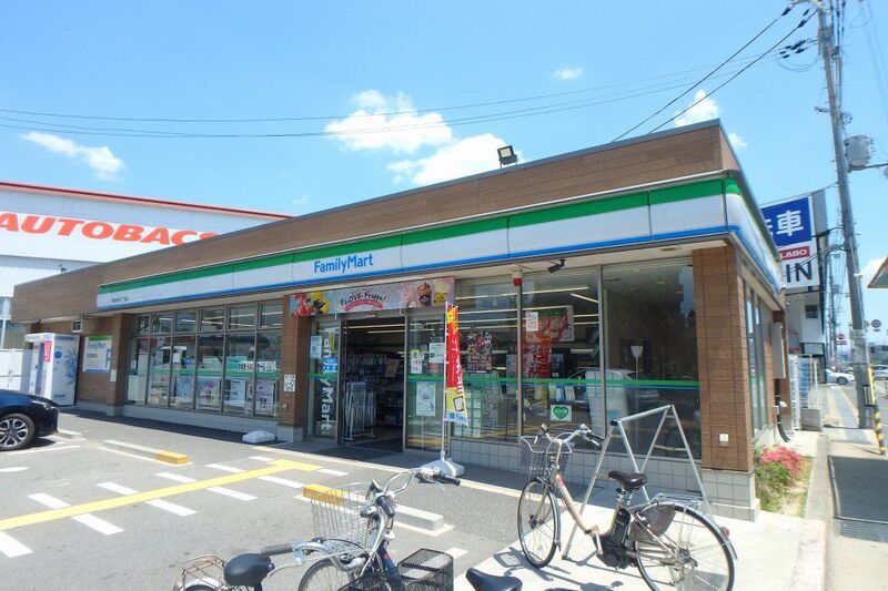 コンビニ　ファミリーマート牧落（コンビニ）まで593m