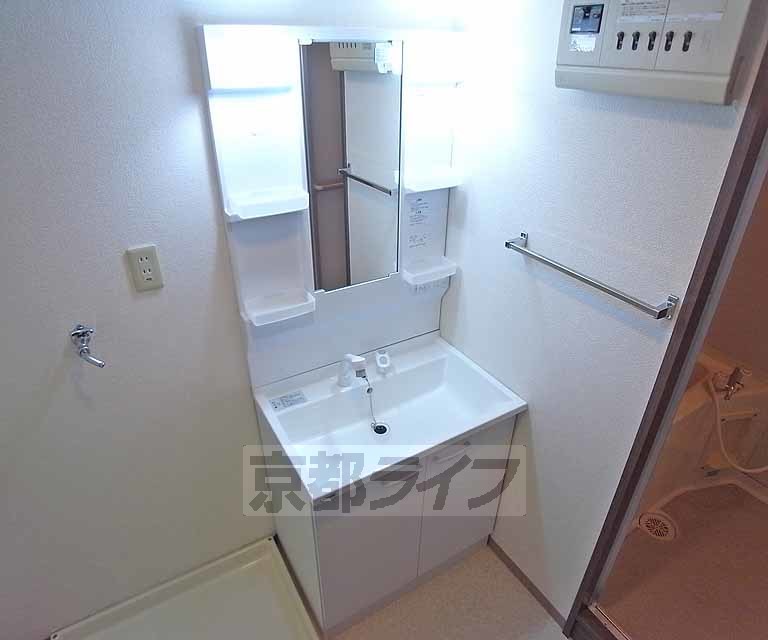 洗面設備　きれいな洗面台です。