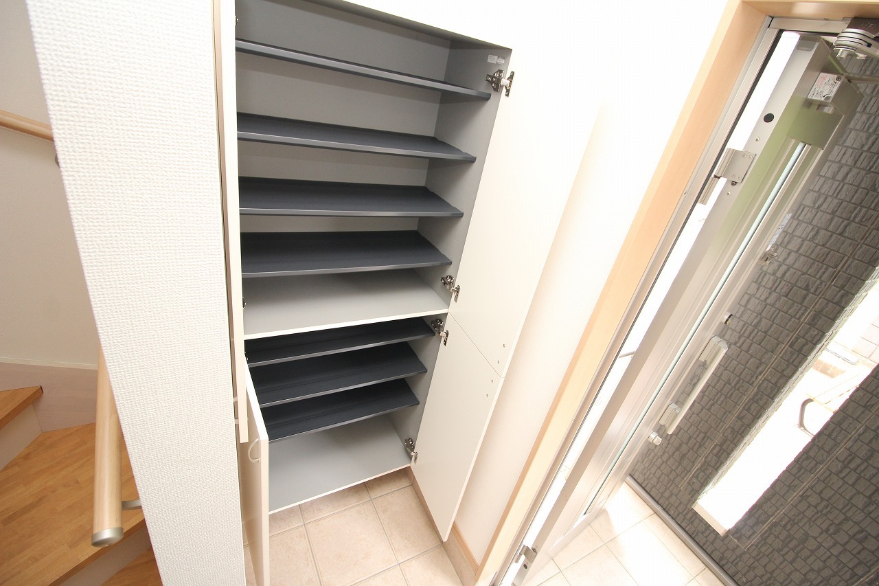 玄関　★可動棚式なのでブーツなども収納できます☆