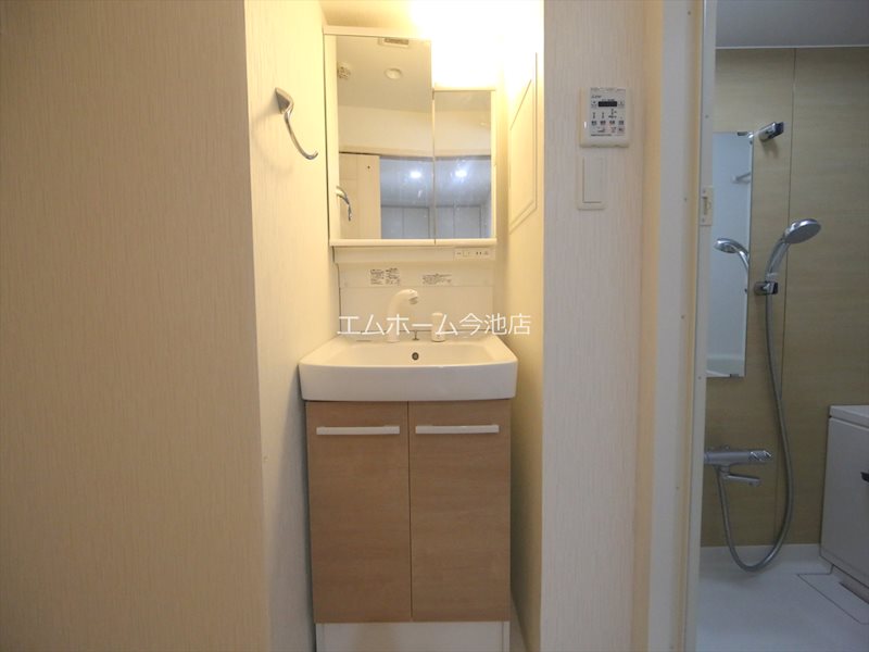 洗面設備　脱衣所　独立洗面台（シャンプードレッサー付）