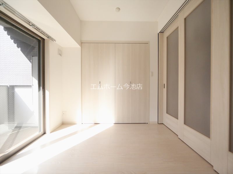 その他部屋・スペース　洋室5.4帖　エアコン付　収納充実　バルコニー