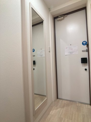玄関　身支度に便利な姿鏡付の玄関