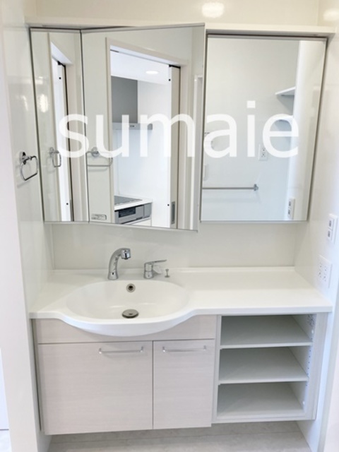 洗面設備　ワイドサイズの洗面台です。