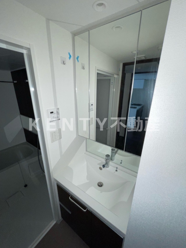 洗面設備　ゆったりとスペースのある洗面所