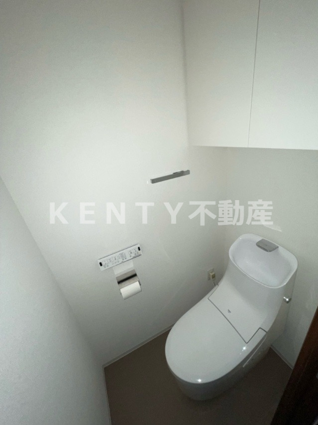 トイレ　落ち着いた色調のトイレです