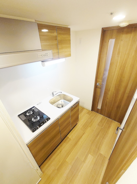 キッチン　２口ガスキッチン・横に冷蔵庫置き場