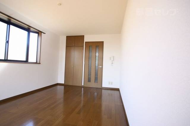 居室・リビング　８帖の洋室