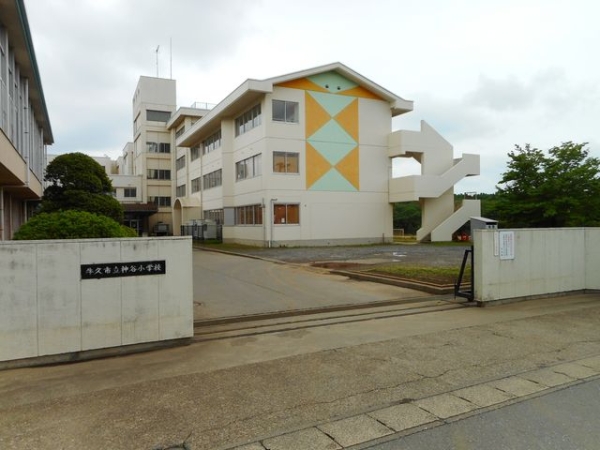 小学校　神谷小（小学校）まで2000m