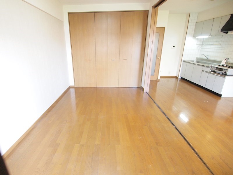 その他部屋・スペース　ベッドルームに出窓もあり明るいです