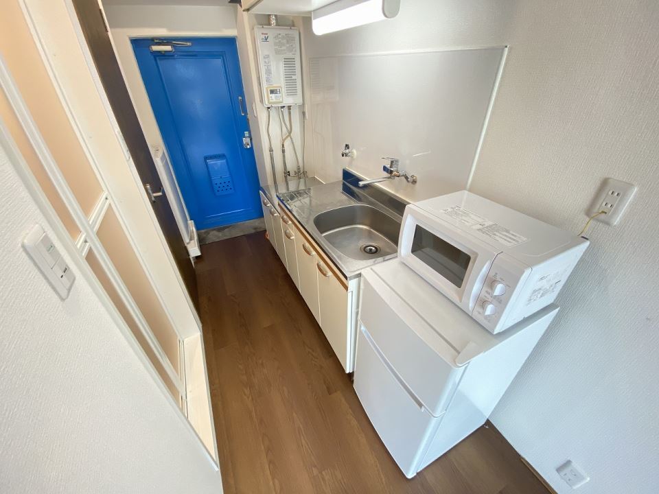 キッチン　洗濯機にレンジ、玄関横に洗濯機もあります