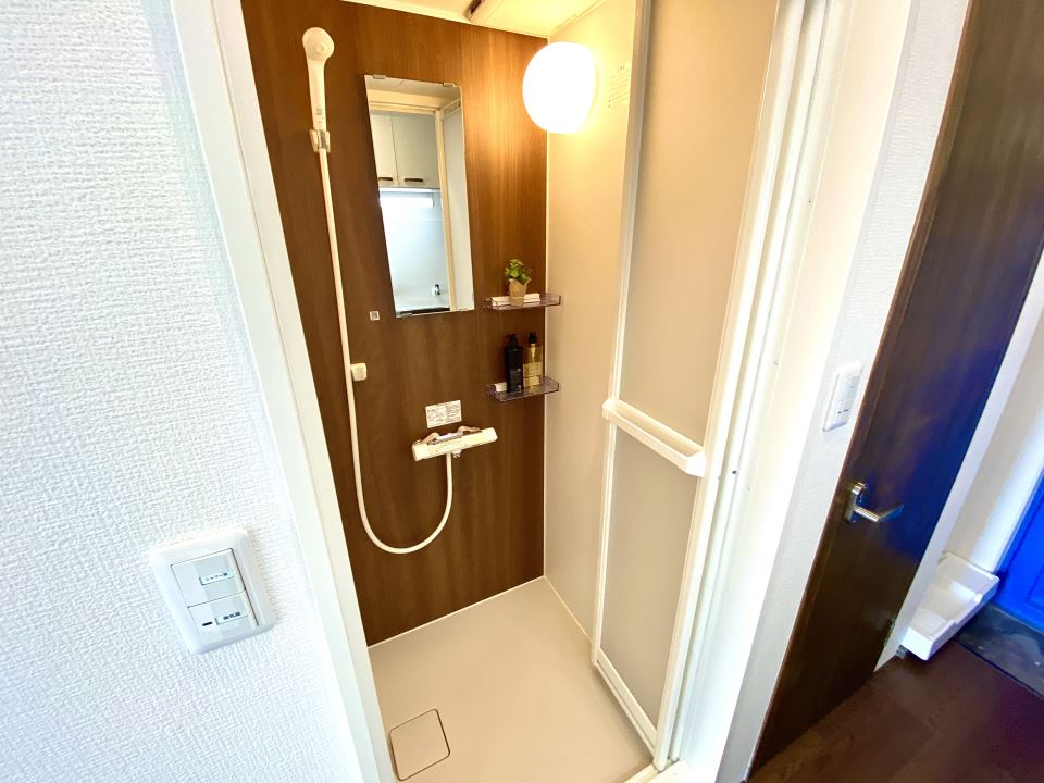 バス・シャワールーム　大型ミラー．サーモ付きシャワールーム