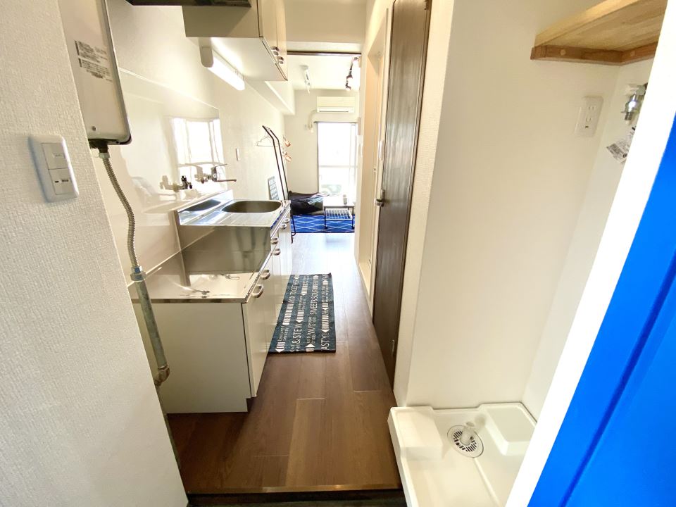 玄関　洗濯機置場造作済。実は洗濯機も付いてます