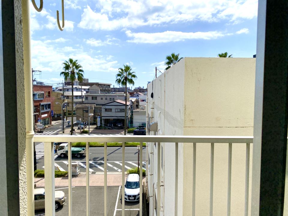 バルコニー　日当り良．空が見えるのは気持ちいいですね