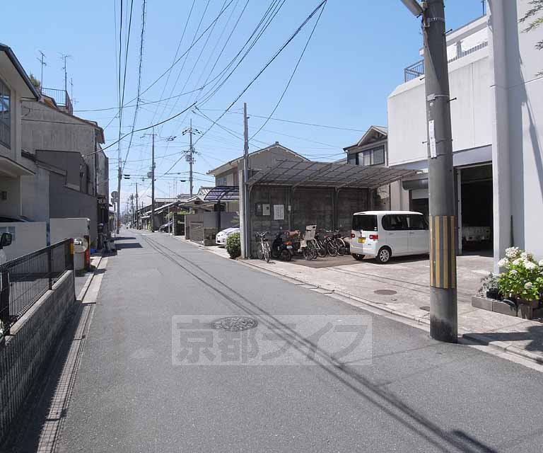 その他　建物前の道路です。