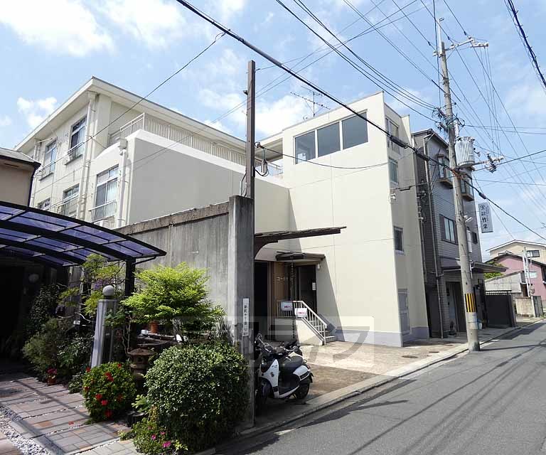 建物外観　背の高いスマートな物件です。