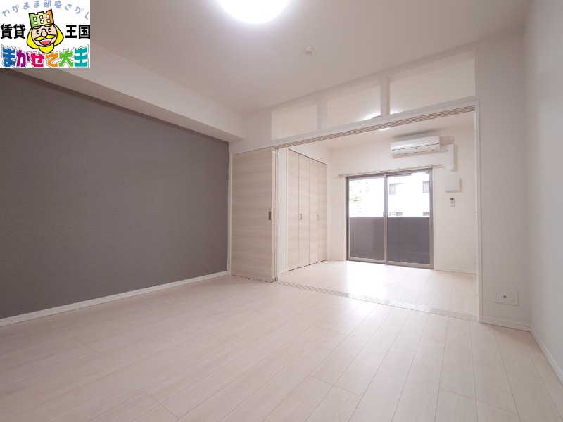 居室・リビング　※実際のお部屋は照明はありません。