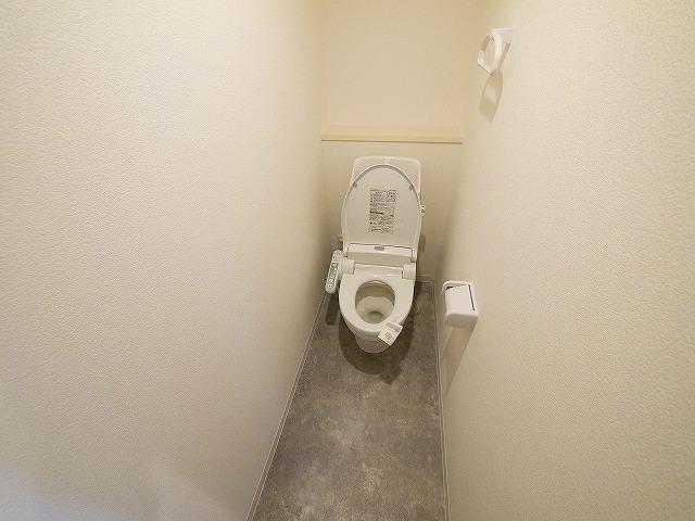 トイレ　落ち着いた色調のトイレです