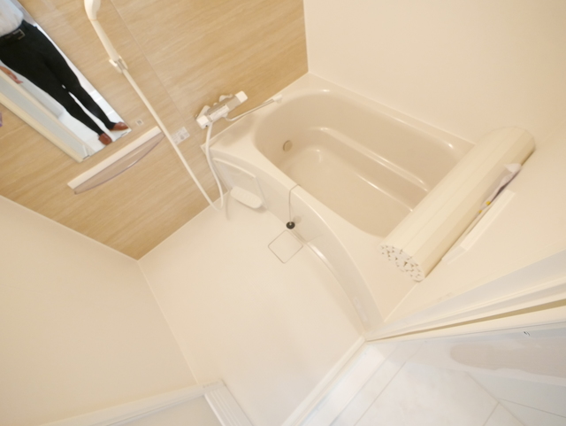バス・シャワールーム　★鏡付の清潔感のあるバスルームです★