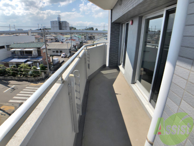 バルコニー　幅があり広めの印象でした。のびのびと作業が出来そうです。