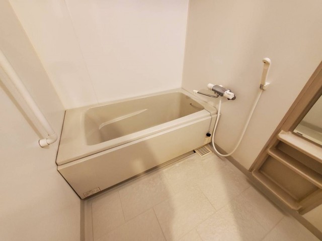 バス・シャワールーム　【浴室】４０１号室の写真。反転タイプです