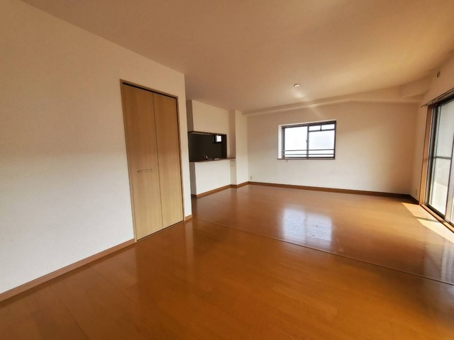 居室・リビング　【居間・リビング】４０１号室の写真。反転タイプです