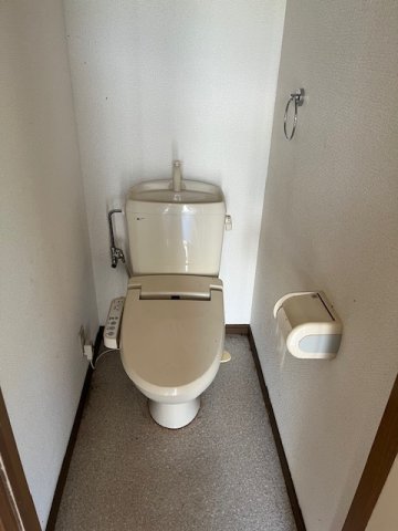 トイレ　落ち着いた色調のトイレです