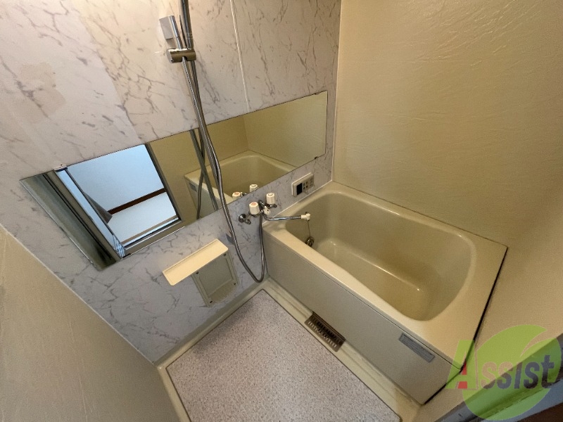 バス・シャワールーム　浴室は追い炊き機能付きです。嬉しい機能ですね。