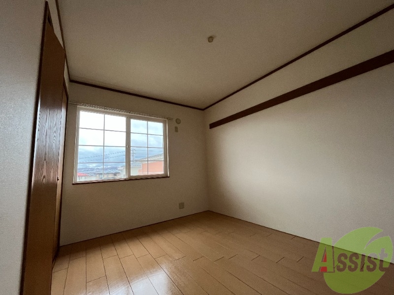 その他部屋・スペース　寝室は６帖の洋室です。ダブルベッドも余裕で置けますね。