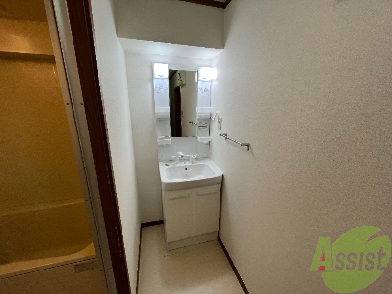 洗面設備　洗面台は独立洗面台です。毎日の身支度が楽しくなりますね。