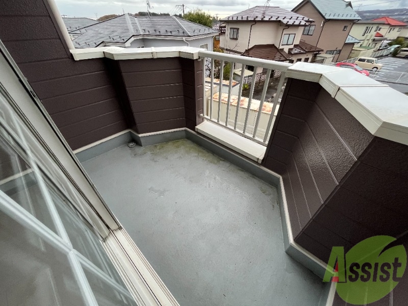 バルコニー　バルコニーはこちらです。長さも幅も丁度いい広さですね。