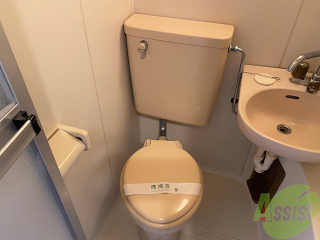 トイレ　トイレはこちらシンプルで清潔感がありますね