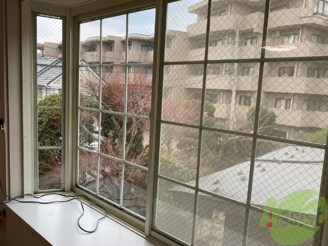 バルコニー　出窓はこんな感じになりますねー。天気がよければ陽が入りそう