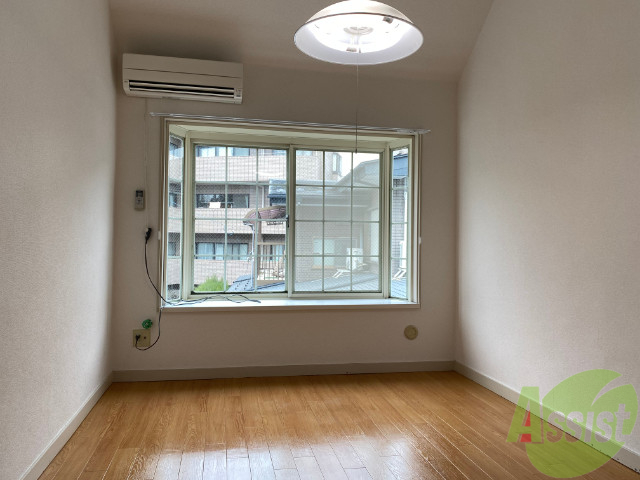 居室・リビング　こちらのお部屋は６帖のフローリングのお部屋になりますね