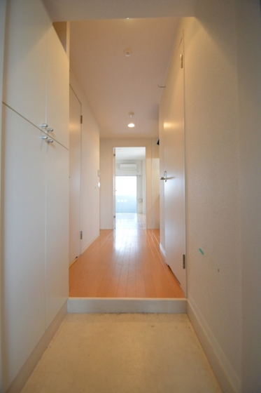 玄関　玄関からの通りも広く快適に過ごせます！